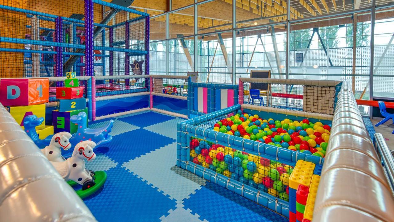 Hotel Aquacity Seasons Poprad Bagian luar foto