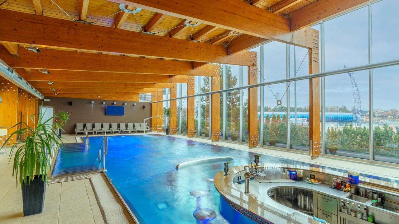 Hotel Aquacity Seasons Poprad Bagian luar foto