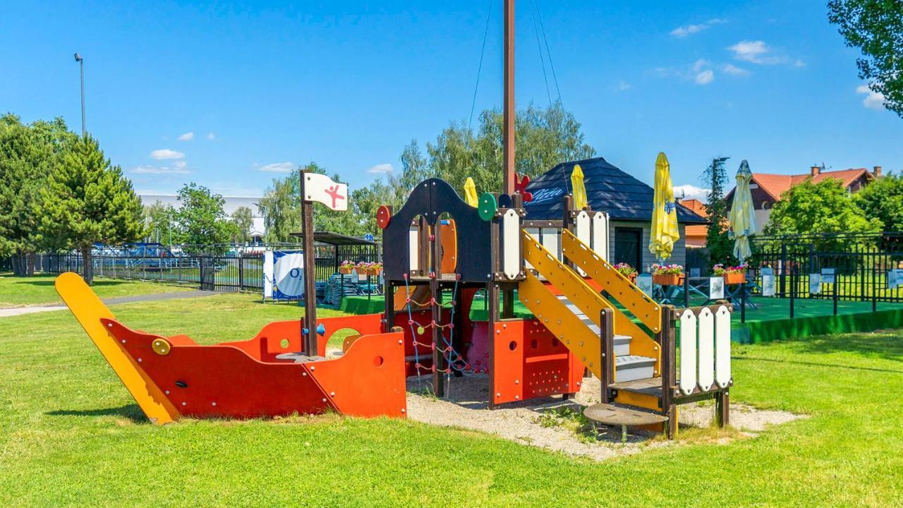 Hotel Aquacity Seasons Poprad Bagian luar foto