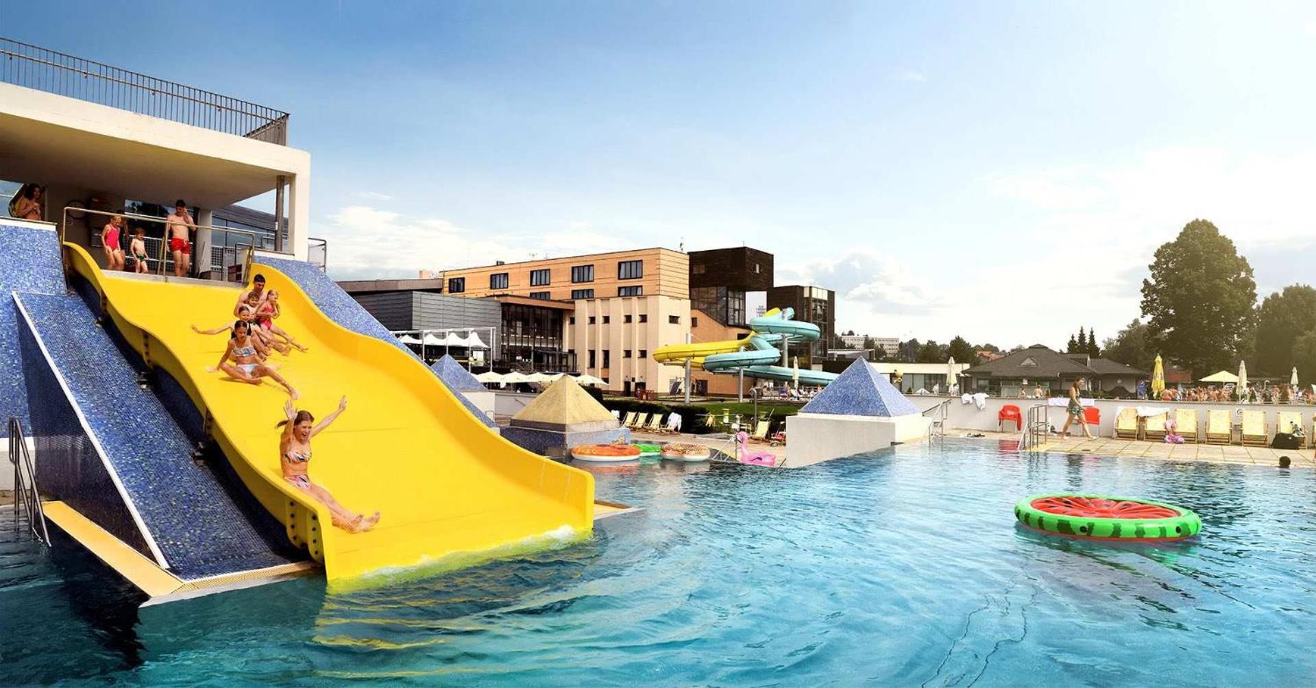 Hotel Aquacity Seasons Poprad Bagian luar foto