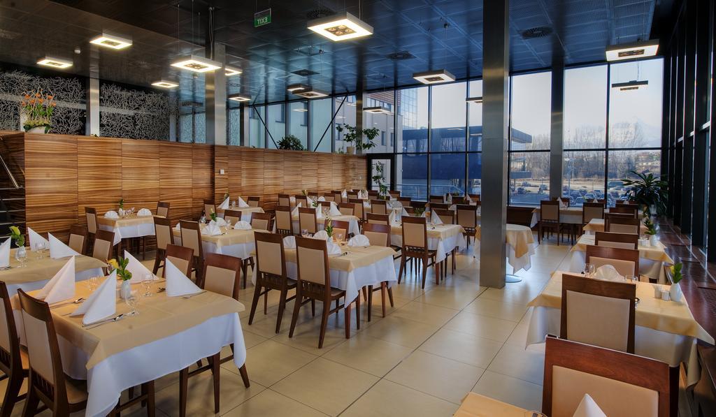 Hotel Aquacity Seasons Poprad Bagian luar foto