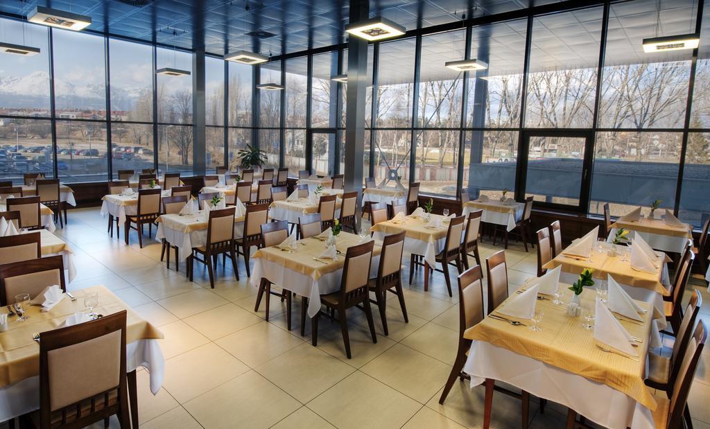 Hotel Aquacity Seasons Poprad Bagian luar foto