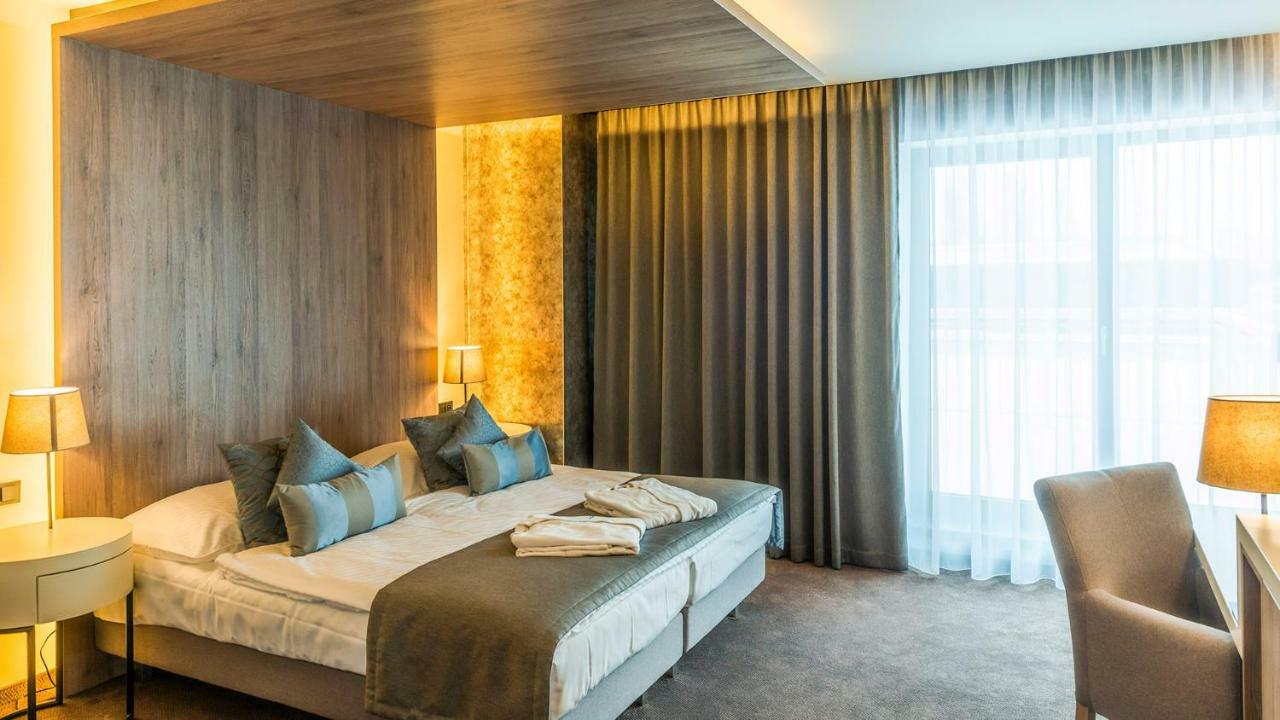Hotel Aquacity Seasons Poprad Bagian luar foto